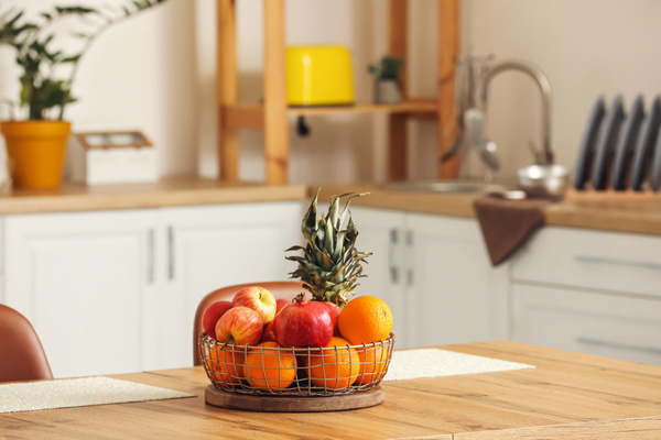 Mesa de madera con frutas, verduras y alimentos frescos organizados de forma armoniosa